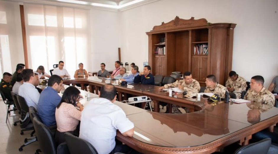 El gobernador del Magdalena, Carlos Caicedo, se reunió con los familiares de las víctimas.