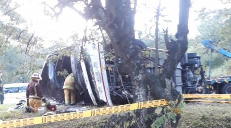 El País, Cali Así quedó el bus tras el accidente.