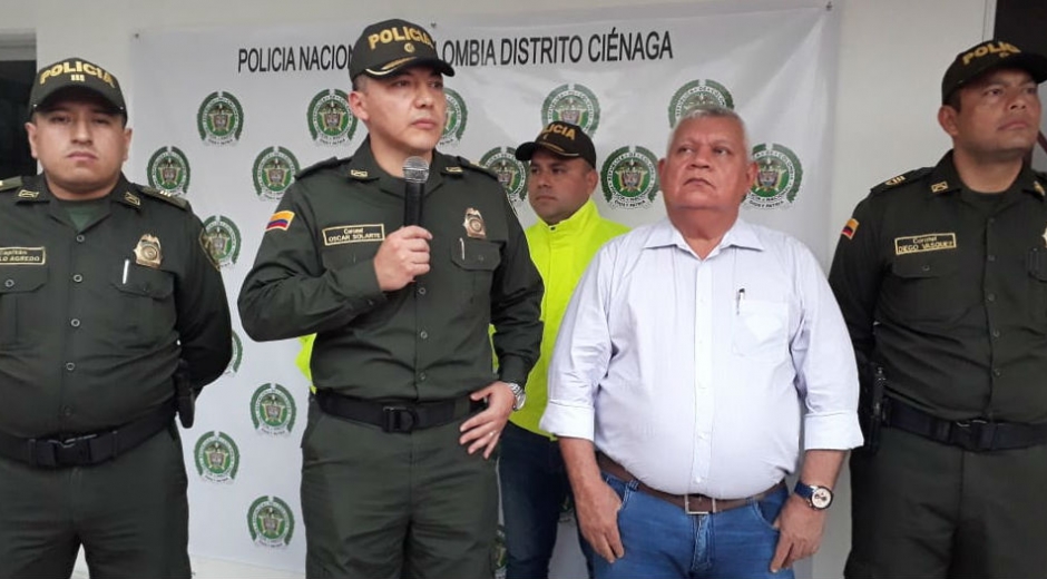 Comandante entrante de la Policía de Santa Marta, Óscar Solarte y Luis Tete, alcalde de Ciénaga.
