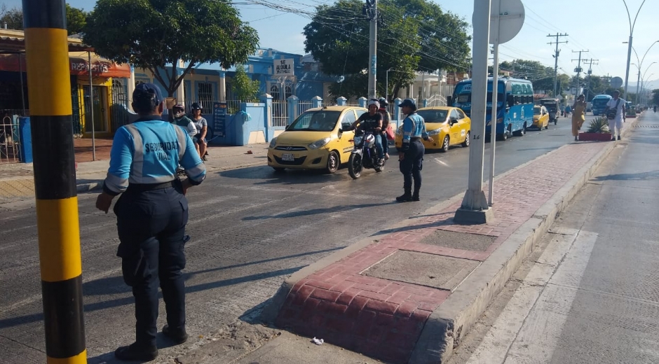 La avenida del Libertador es uno de los pocos puntos donde se ven agentes de Tránsito.