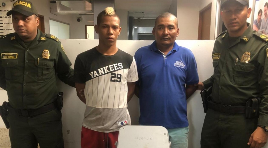 Cortesía. Los dos capturados por la Policía robando luminaria.