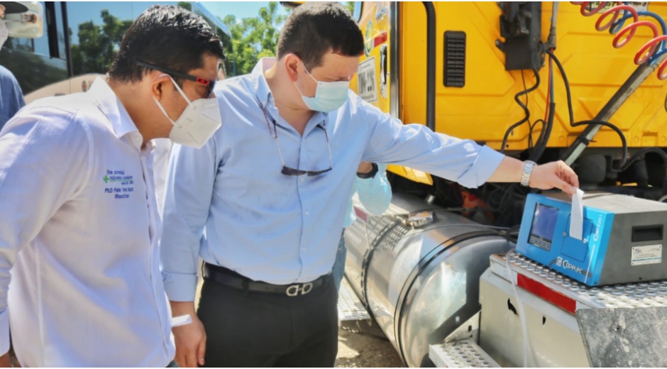 Unimagdalena La entrega del analizador de gases se realizó en el campus principal de la Alma Mater.