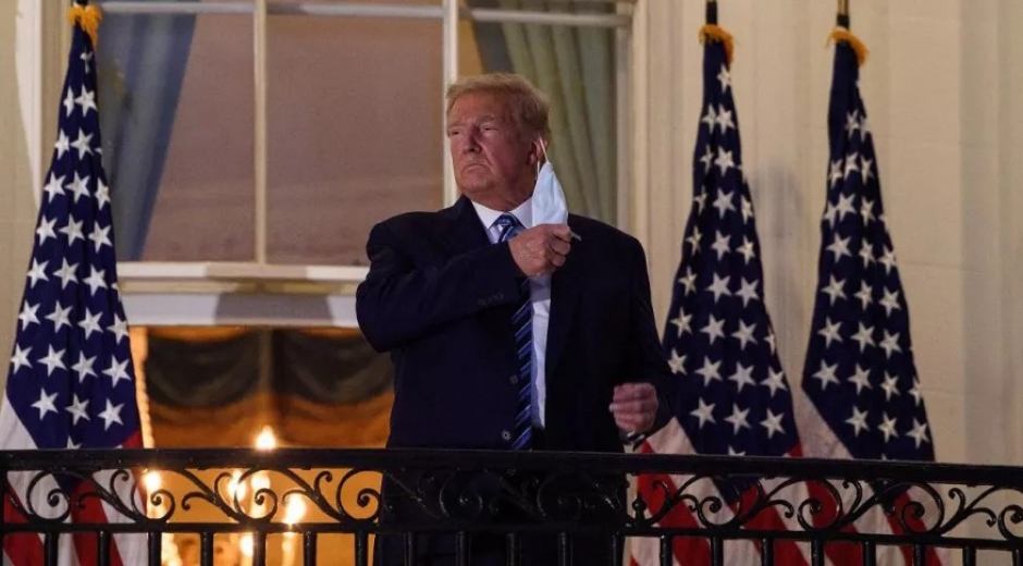 Donald Trump quitándose su tapabocas con arrogancia. cortesía