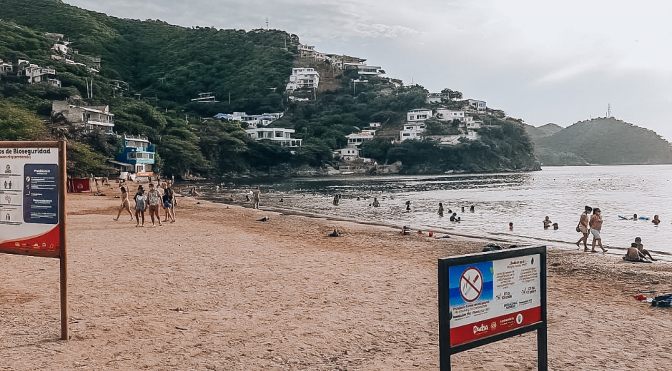 En las playas de Santa Marta hay señalizaciones con los protocolos de bioseguridad, además de controles para el acceso.