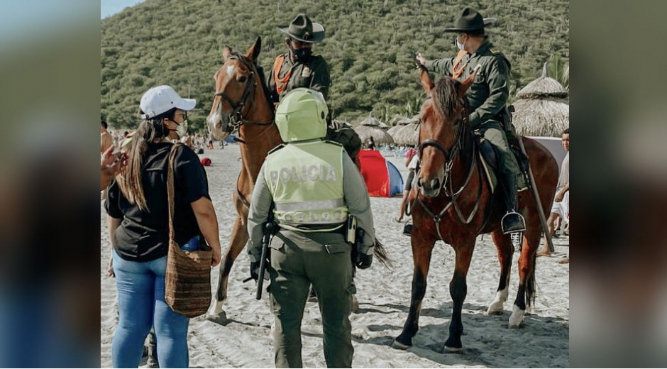 Autoridades en playa Cabo Tortuga.