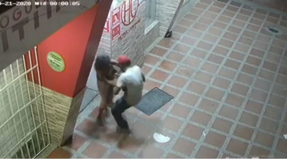 Captura de pantalla Momentos en que el hombre pretendía acceder a la mujer.