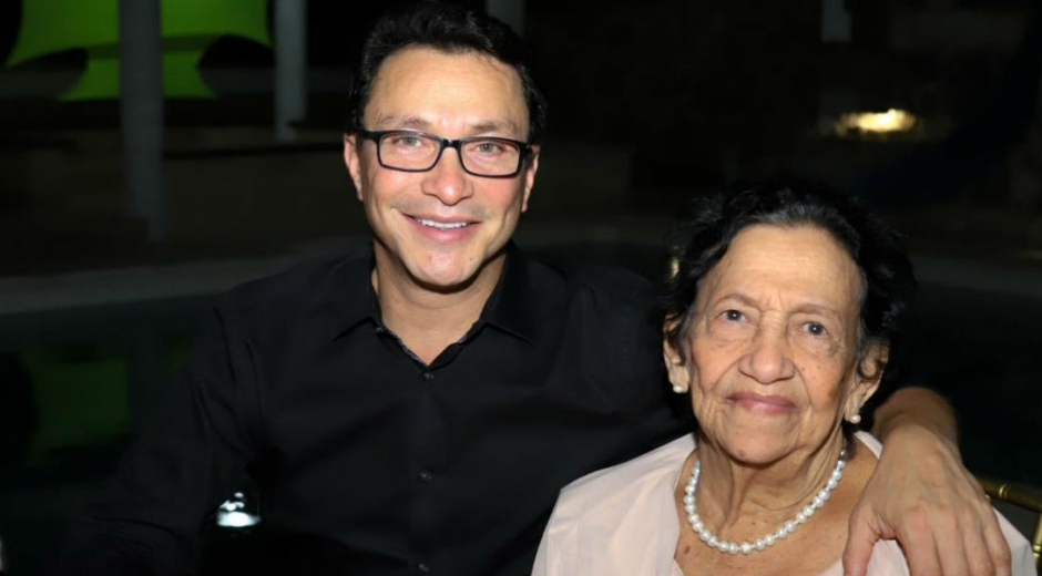 El gobernador Caicedo y su madre Dora Omar.