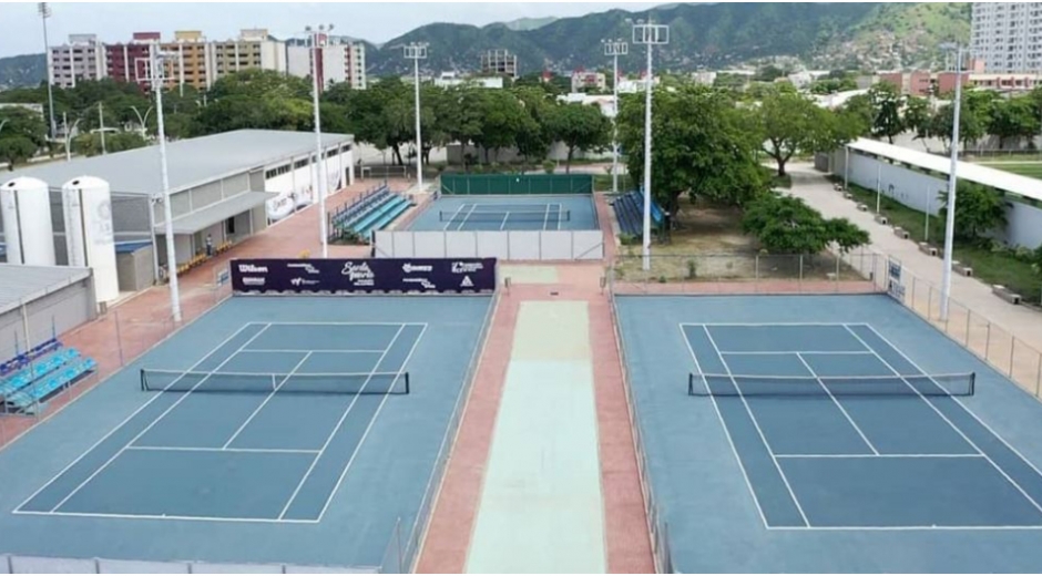 El torneo interbarrios de fútbol tenis se toma el complejo de raquetas. 