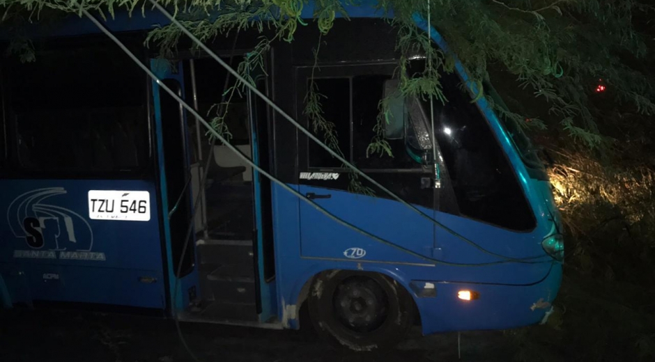 Caída de árbol sobre un bus en El Rodadero. 