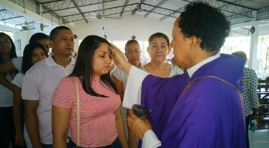 Católicos cumplieron con la cita en las iglesias de Santa Marta.