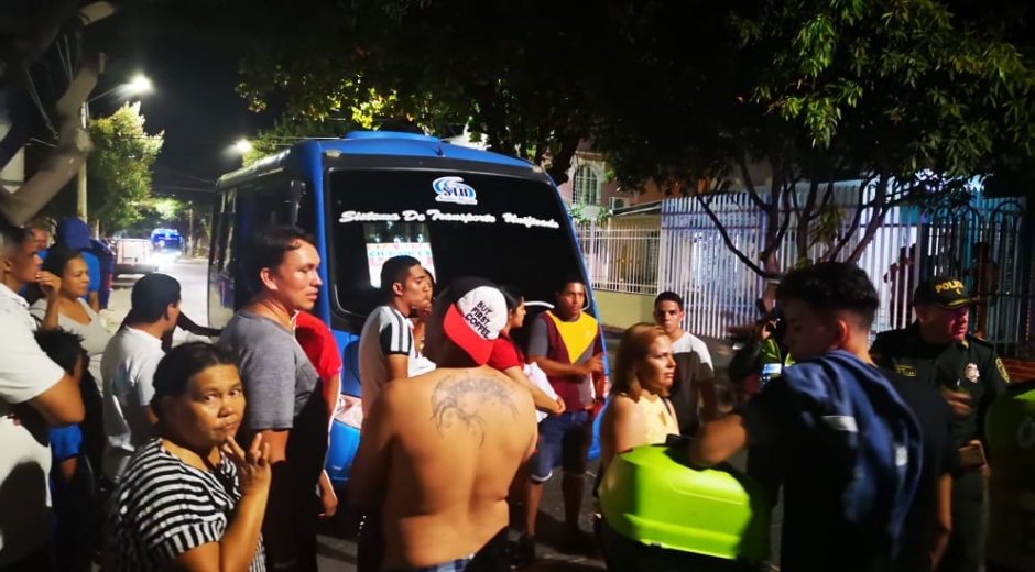 Alboroto entre los pasajeros minutos después del atraco a mano armada.