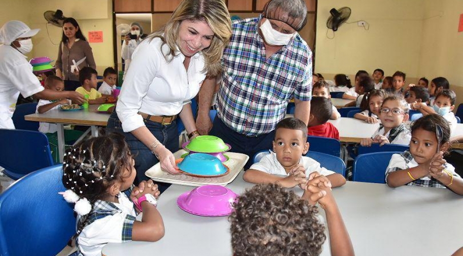 Alcaldía de Santa Marta La alcaldesa Virna Johnson compartió durante el almuerzo con los niños y niñas de esta institución educativa.