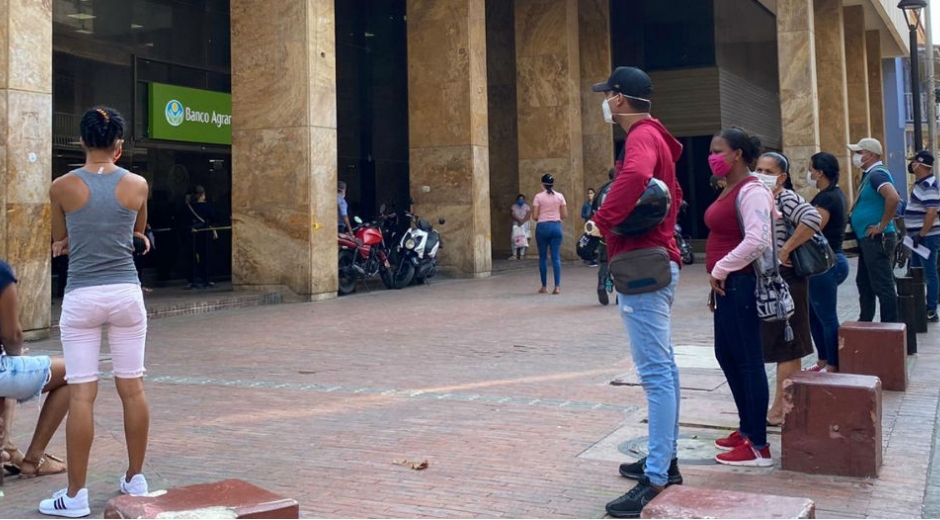 Alcaldía Personas en bancos de Santa Marta.
