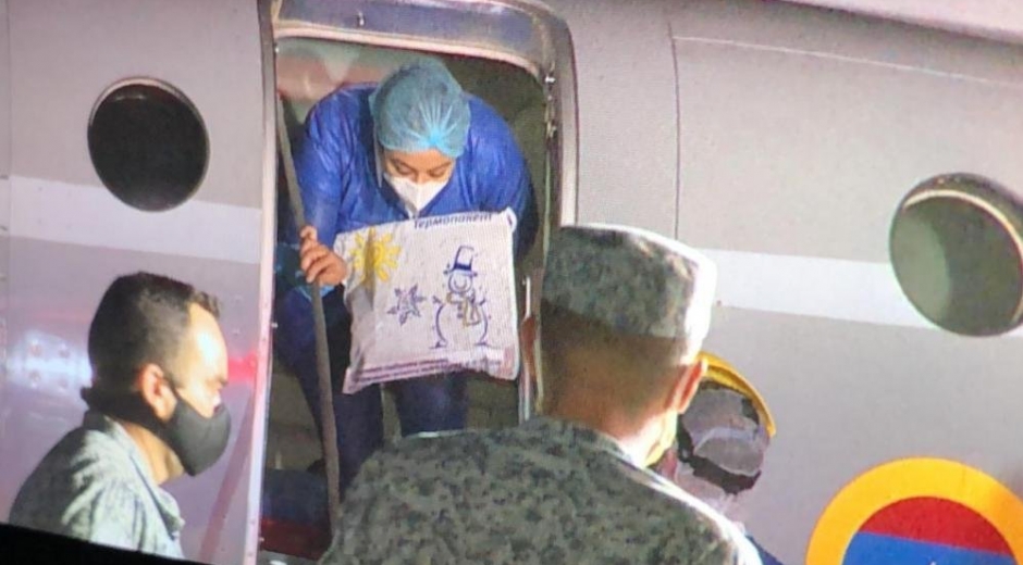 Zona Cero Valeria Guerrero descendiendo del avión para reencontrarse con su familia.
