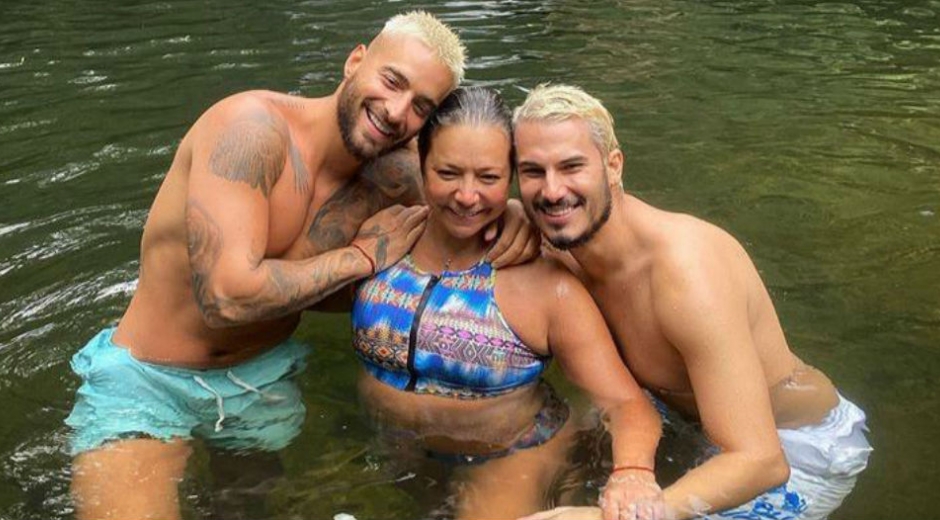 Maluma y su madre en compañia de Pipe Bueno.