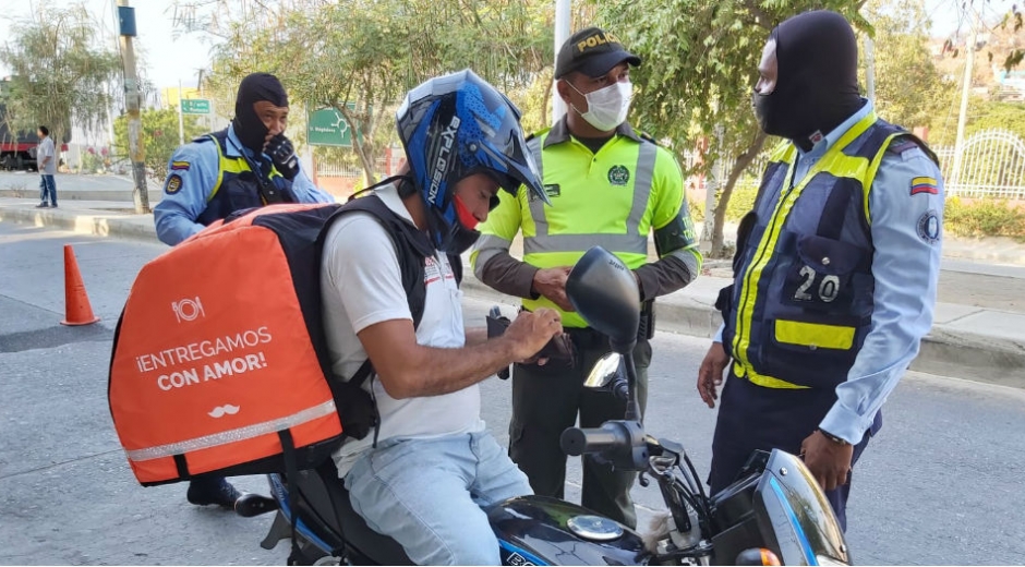 Controles a domiciliarios en Santa Marta.