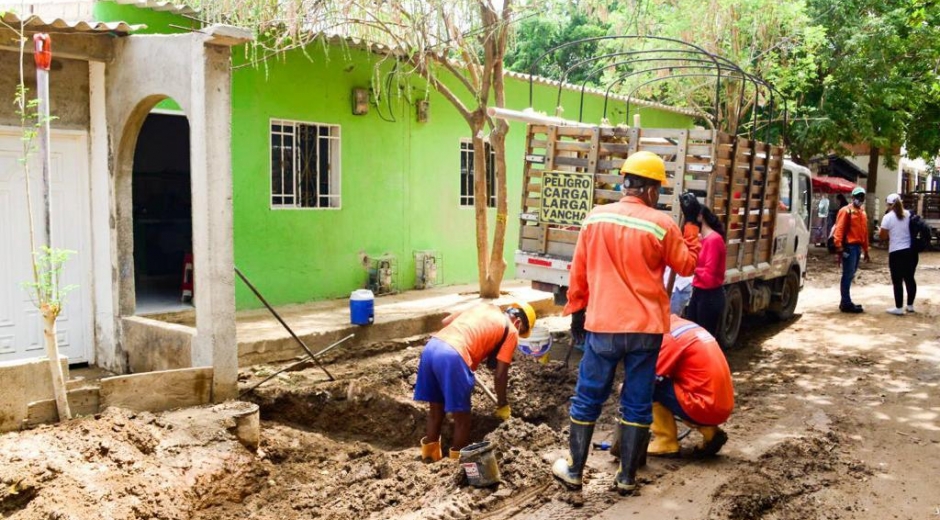 El desbordamiento de agua que inundó las calles en el barrio prendió la alarma en los habitantes del sector.