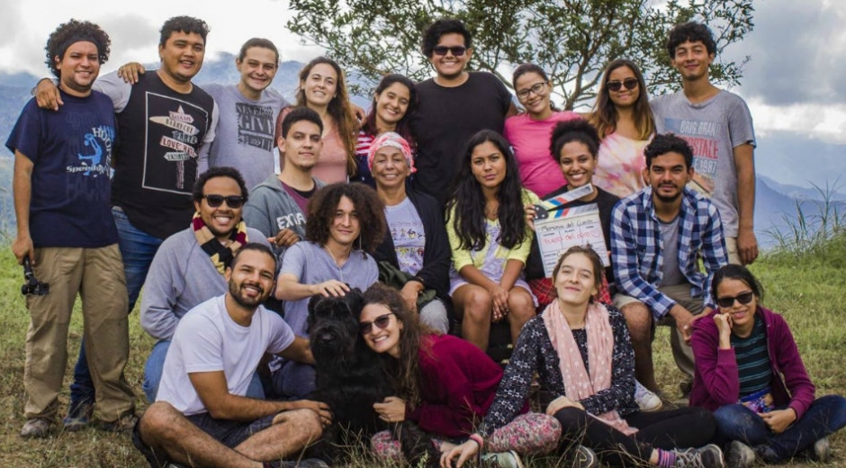 Cerca de 27 personas de esta Casa de Estudios con la asesoría de docentes y directivos, participaron en la producción del proyecto cinematográfico. Cortesía.