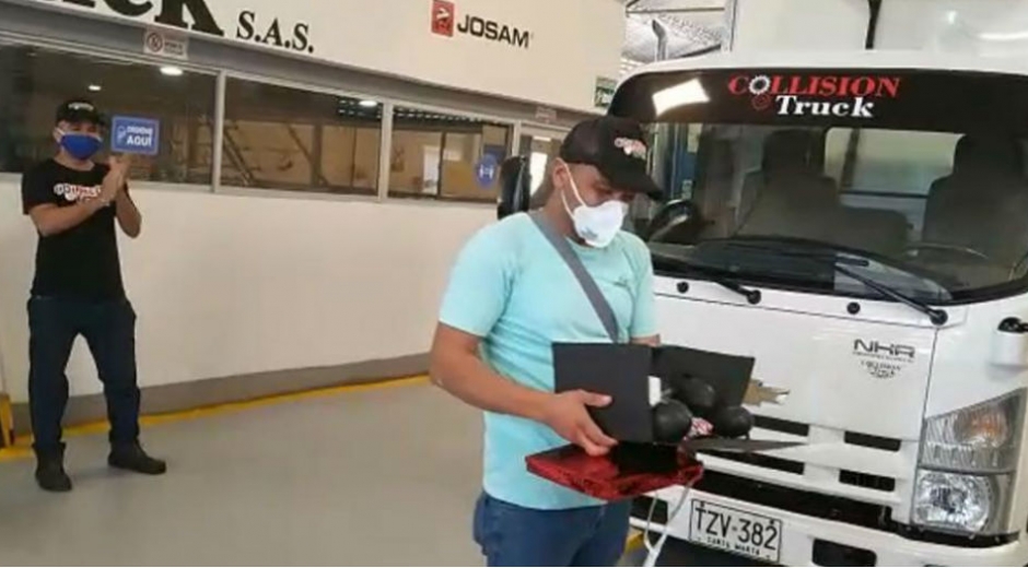 Edwin recibiendo el camión remodelado. Cortesía.