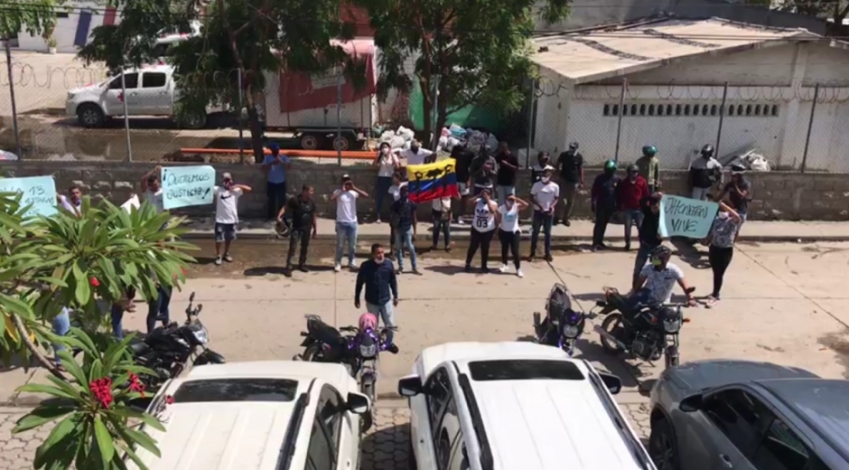 Amigos y familiares realizaron una protesta en la mañana de este viernes. 