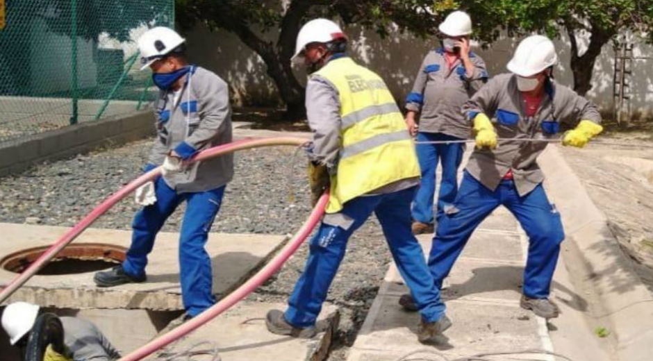 Operadores e ingenieros trabajando para restablecer el servicio de energía en el sector norte Cortesía.