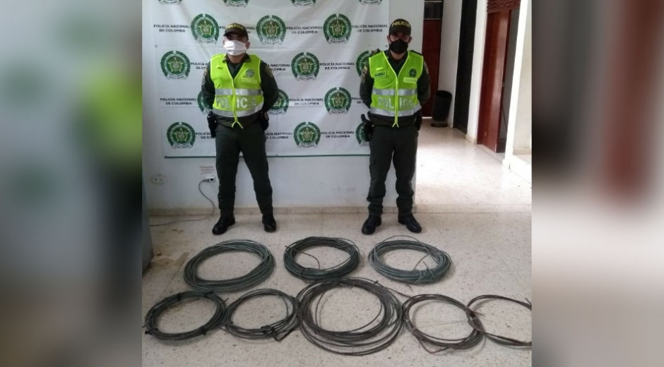 Policía del Magdalena Cables recuperados por las autoridades en Cerro de San Antonio.
