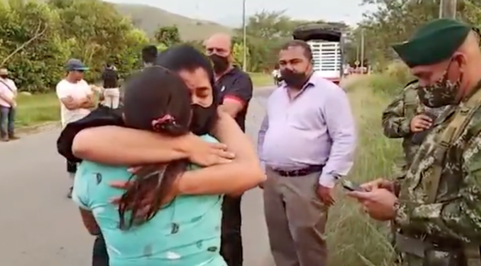 Abrazo entre la hermana de Juliana Giraldo Galvis y la madre del soldado que la mató.