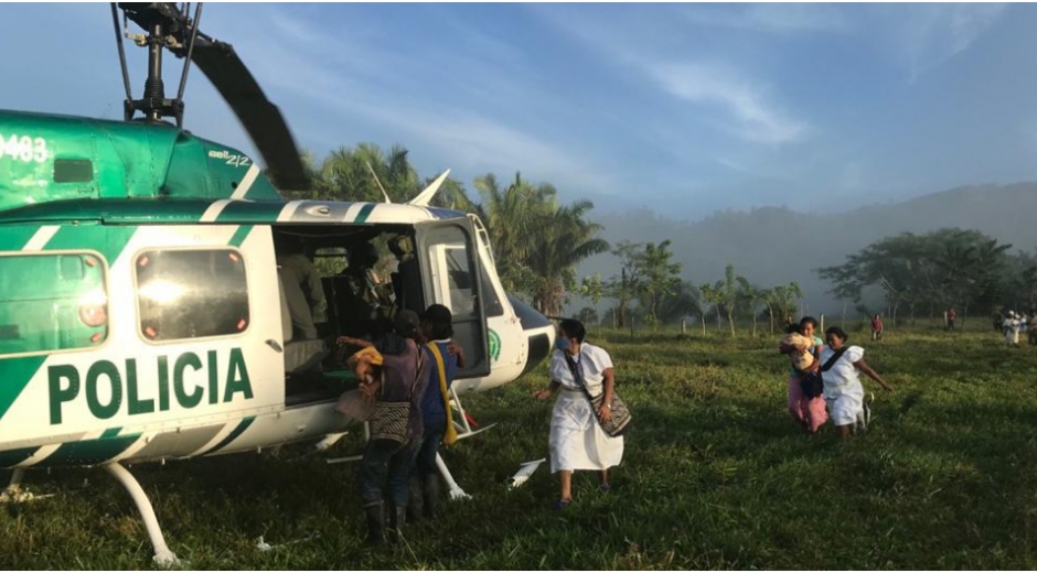  La Policía Nacional comisionó a uniformados del área de aviación con el fin de realizar la evacuación de una familia Arhuaca.