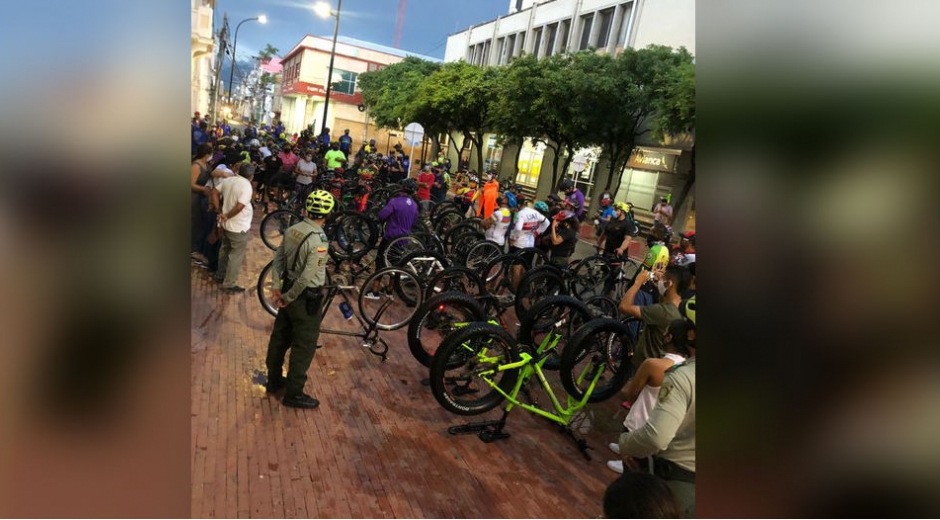 Protestas de ciclistas frente a la Alcaldía.