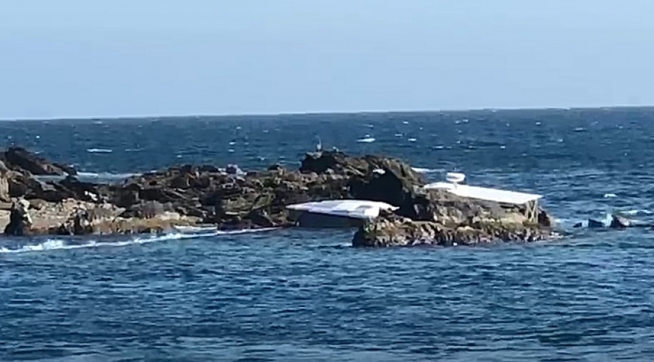 Las imágenes muestran que la embarcación zozobró entre las rocas marinas de la Isla Aguja.