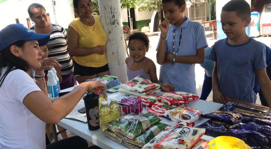 Las ecotiendas llegan a los barrios para que las personas compren productos a cambio de material reciclable.