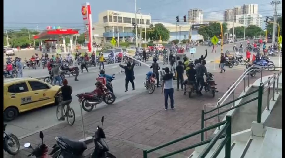 Momento en que derriban la cámara de detección electrónica en la avenida del Ferrocarril con avenida del Río.