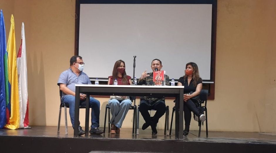 Cortesía Fausto Pérez en compañía de secretario de Cultura de Soledad y las representes de Santa Bárbara Editores