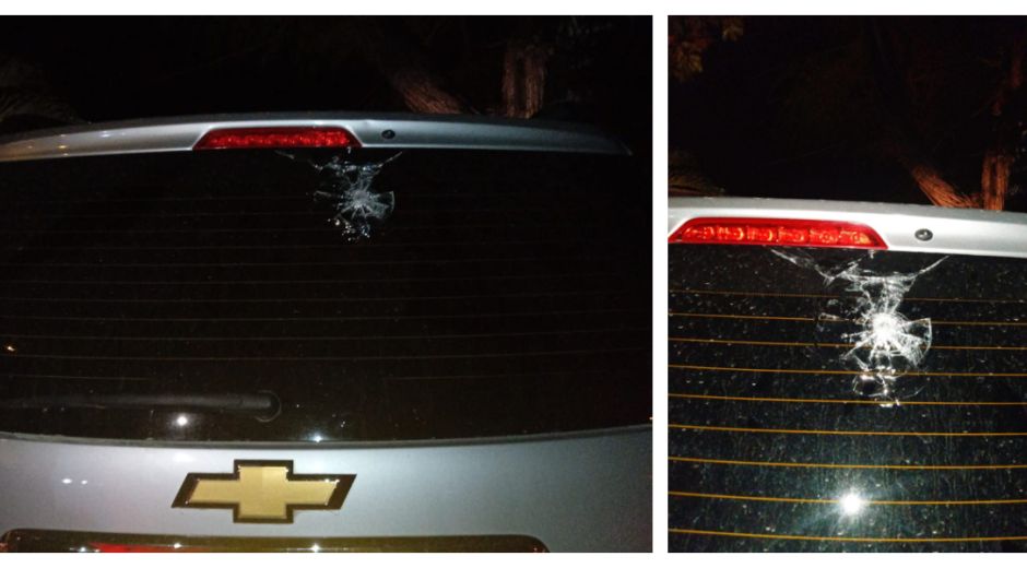 El vehículo en el que se movilizaba la dirigente política fue impactado en el vidrio trasero.