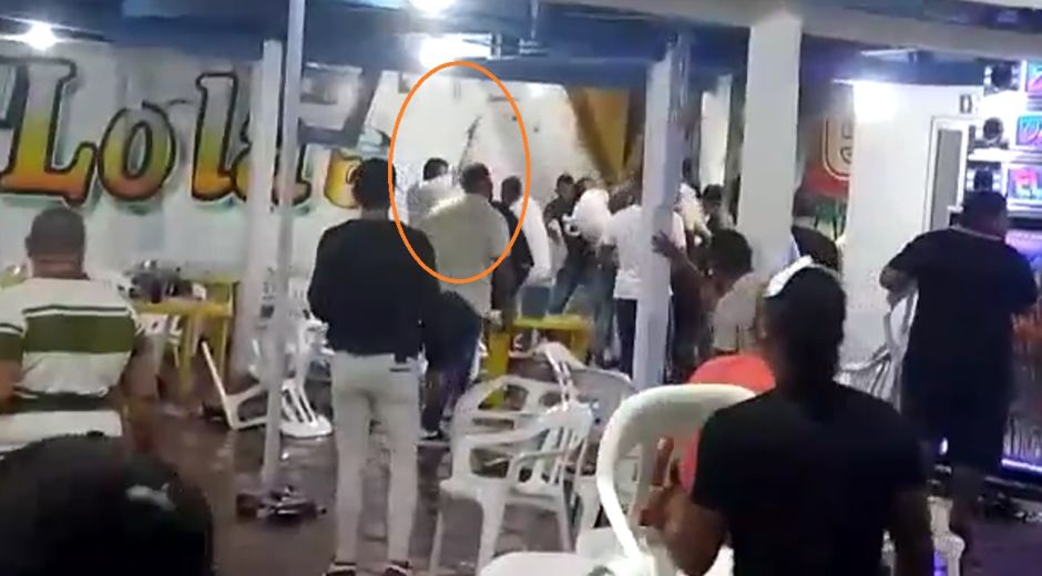Captura de pantalla Momento en que un hombre saca una pistola y hace tiros al aire.