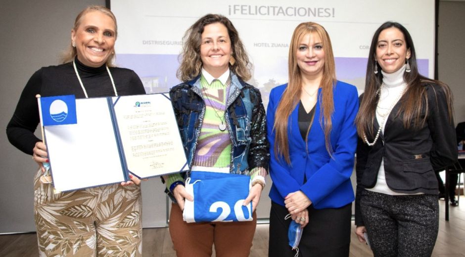 Acto de entrega de la renovación 'Blue Flag' para la playa en el Zuana.