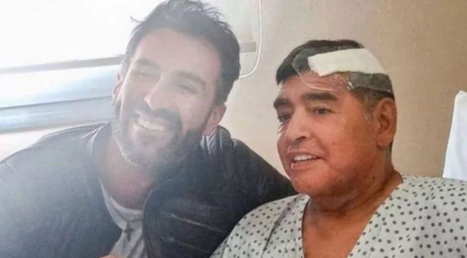 Médico Pedro Di Spagna junto a Diego Armando Maradona. 