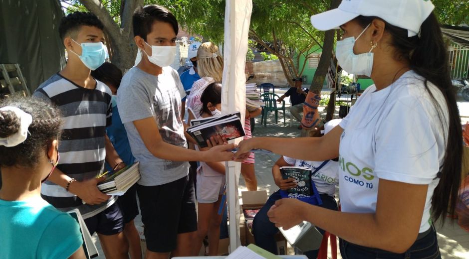 En la campaña 'A tu lado', se intercambiaron objetos reciclables por alimentos.