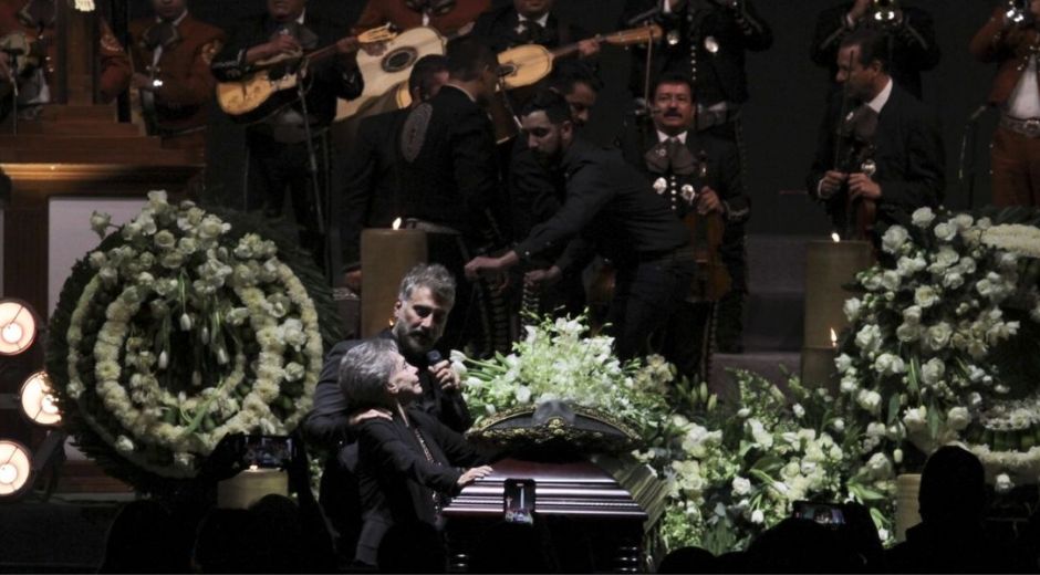 ría del Refugio Abarca, esposa de Vicente Fernández, y su hijo Alejandro Fernández Jr.