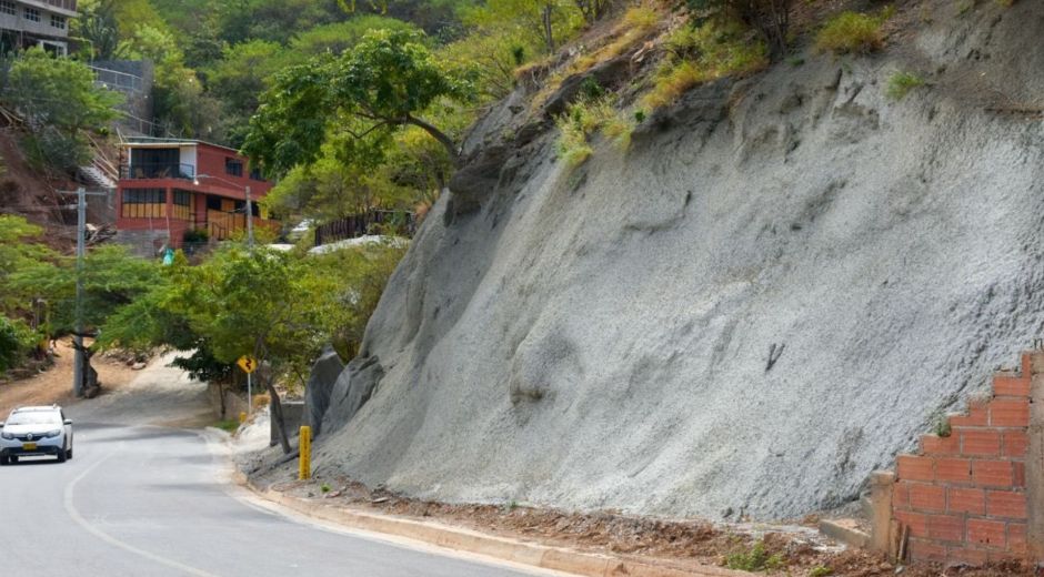 Muro de contención en la vía a Taganga.