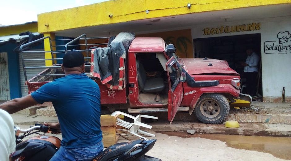 Este fue el vehículo que chocó violentamente contra la fachada del restaurante.