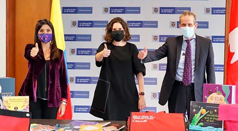 La entrega se dio gracias al apoyo de Fundalectura, la Fundación Empresarios por la Educación y el aporte binacional entre Colombia y Canadá.