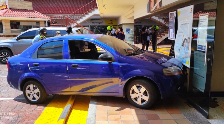 El vehículo involucrado en el accidente chocó contra la fachada del banco.