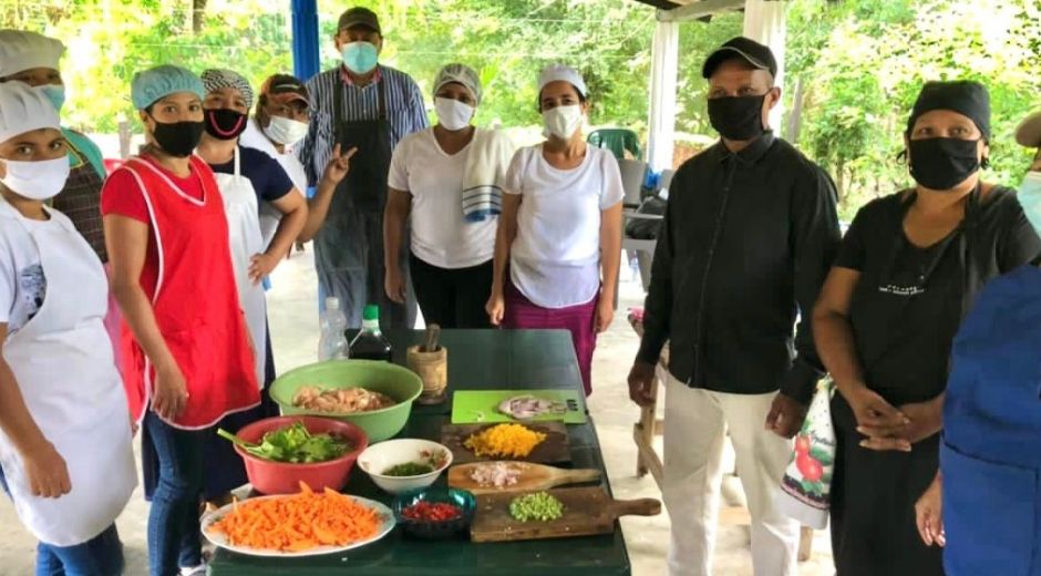 Cocina con pobladores de la Sierra Nevada.