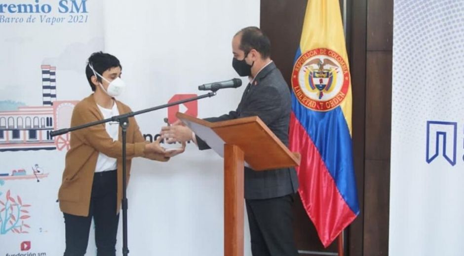 Ministerio de Cultura Natalia Jiménez recibiendo el premio