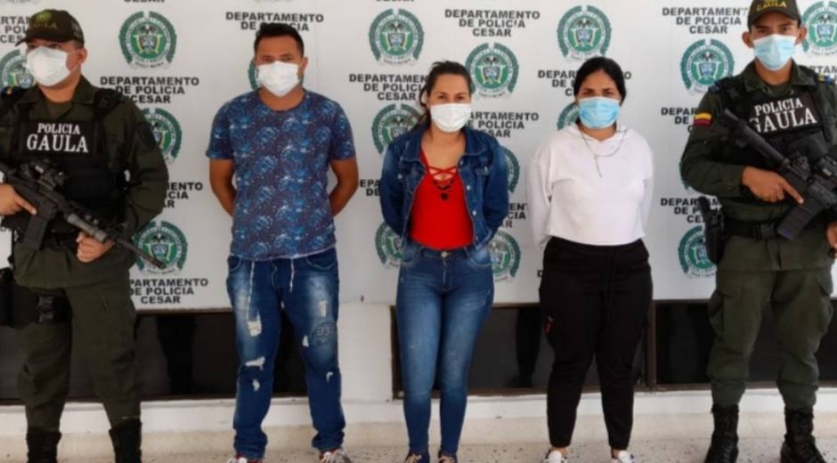 Policía Alias 'David' junto con las mujeres capturadas.