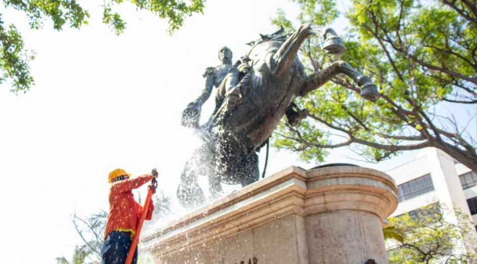 Limpieza al monumento de Simón Bolívar.