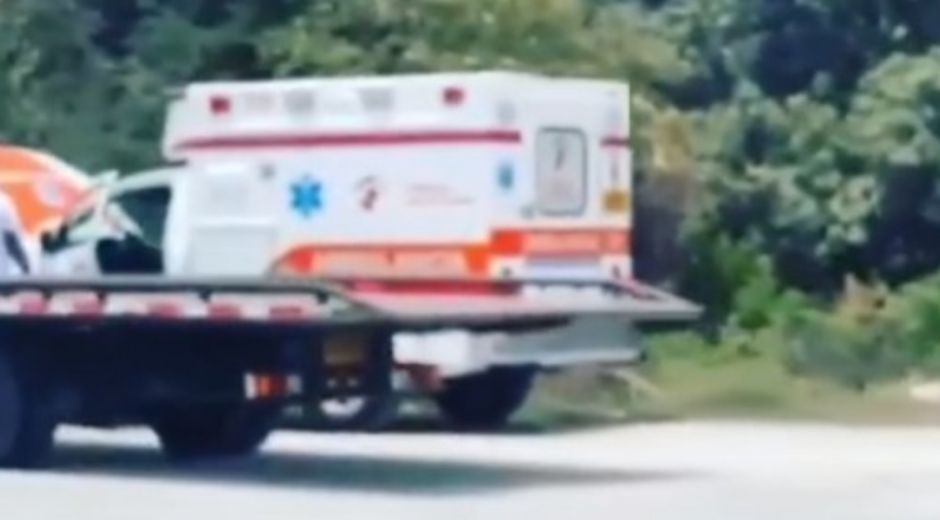 Una de las nuevas ambulancias entregada por la gobernación se quedó varada en la Y de Ciénaga y tuvo que asistirla un carro taller para desvararla.