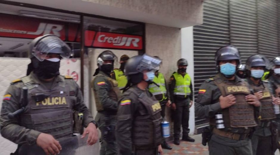 Autoridades custodiando Credi JR, uno de los almacenes vandalizados.