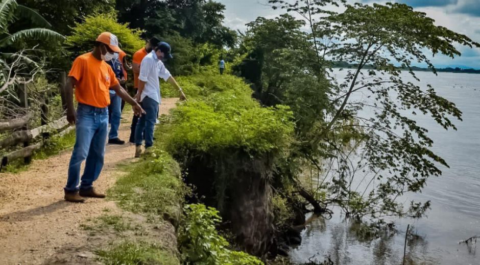 La socavación del río amenaza en El Banco.